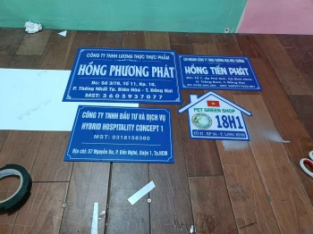 Bảng tên công ty mica kt 30*20cm