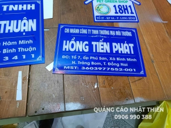 Bảng tên công ty mica kt 30*20cm
