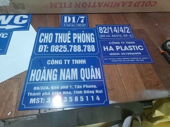 Bảng tên công ty mica  kt 30*20cm