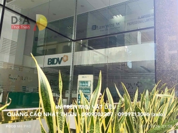 Dán decal cát mờ in UV