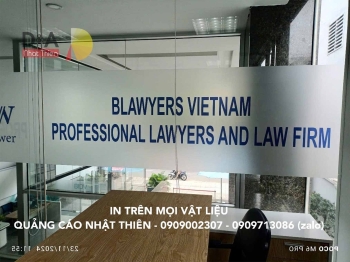 Dán decal cát mờ in UV